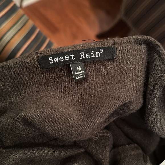 Dark green sweater with belt detail in the back, size medium - Picture 4 of 6